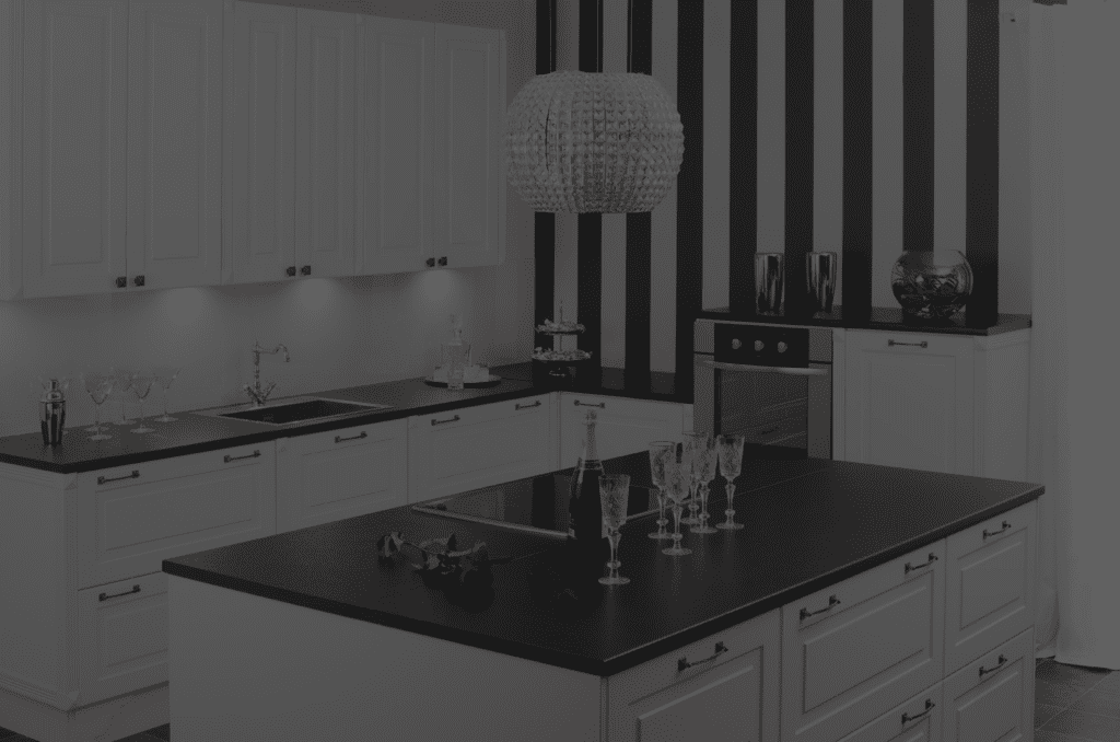 renoverat kök med svarta bänkskivor